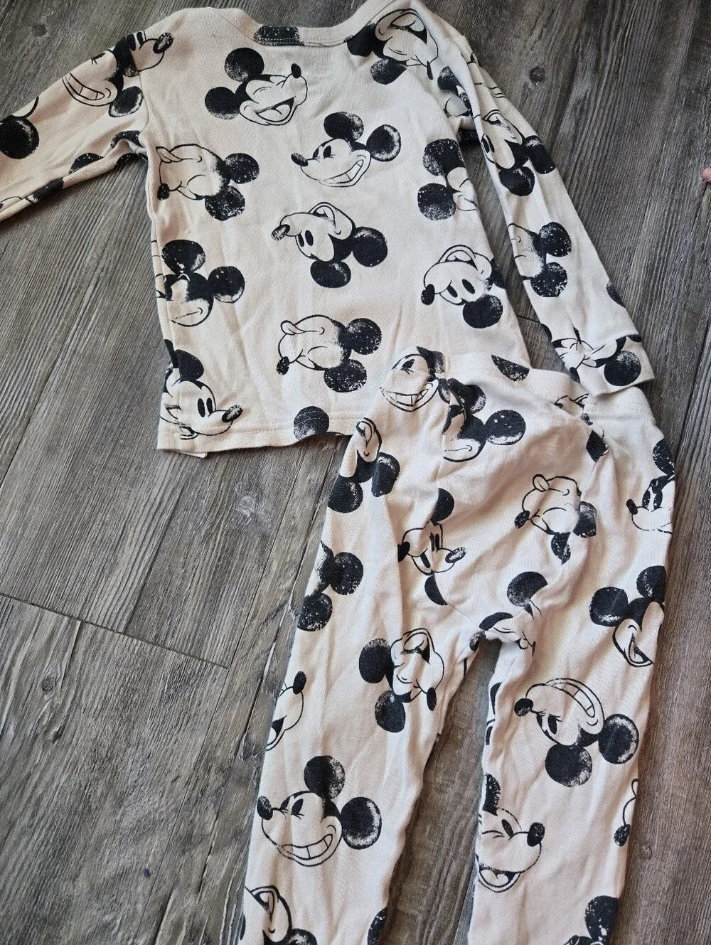 2T Boys Or Girls Disney Black and Cream Mickey Mouse Pajama Setoy